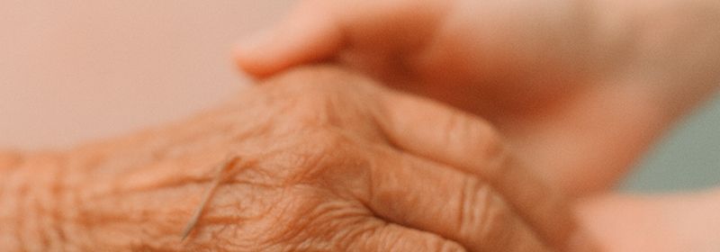 Ausschnitt von zwei sich haltenden Händen