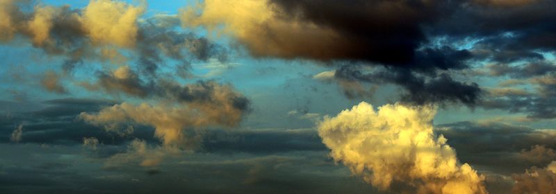 Ein dunkelblauer Himmel mit gelblichen Wolken
