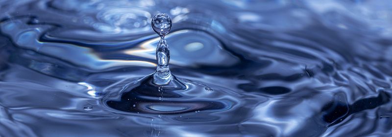 Ein ins Wasser fallender Wassertropfen